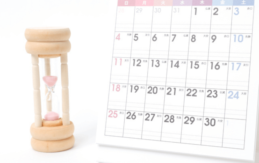 FP3級試験の試験日と日程を記すカレンダーと時間を表す砂時計。