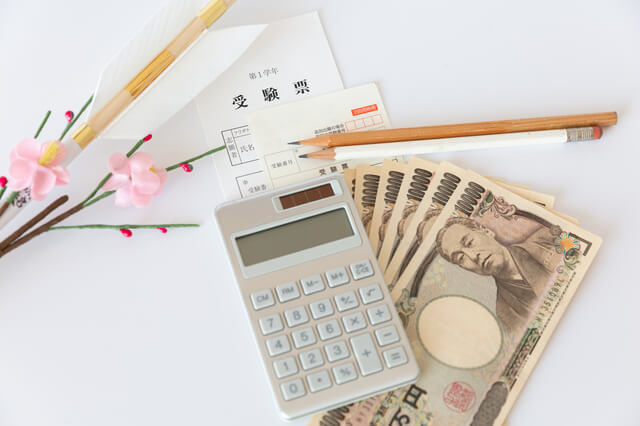 FP資格の受験票と受験料の画像。鉛筆と電卓と１万円札。