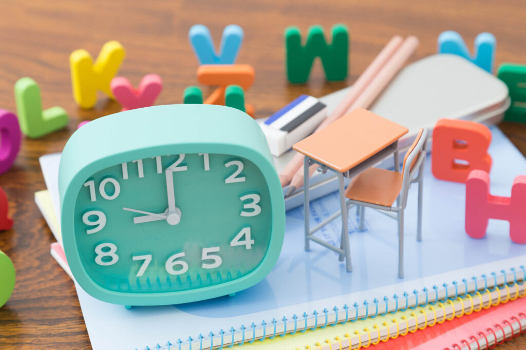 FP３級の独学合格に必要な勉強時間を表す時計と机と鉛筆。30時間〜70時間勉強すると良いです。