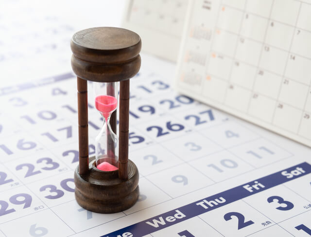 FP3級の試験日を確認するカレンダーと時計の画像
