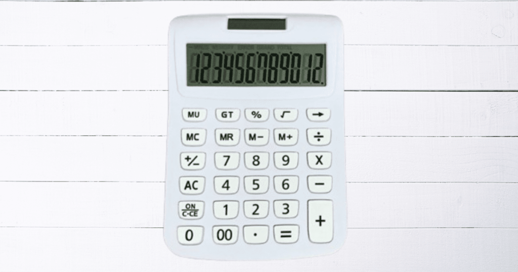 FP3級試験に使えるか検証するためのダイソーの300円の電卓。白色でデザインがかわいい。12桁。