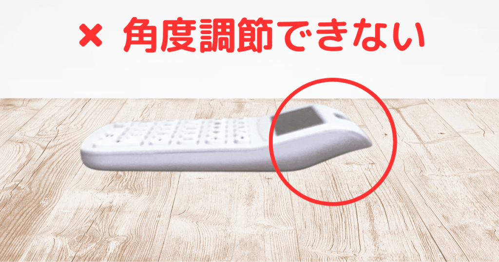 FP3級試験に使えるか検証するためのダイソーの300円の電卓の横側。角度調節はできないが、傾斜がついている。